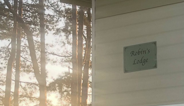Robin’s Lodge with a sea view