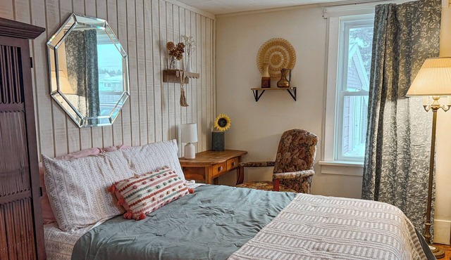 Robin’s Nest- Enchanting and Cozy One Bedroom Cottage in Gwinn