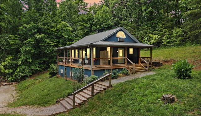 Robins Nest nestled on Nolin Lake! Boat parking onsite & close to the boat ramp!