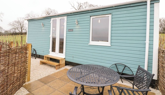 ROBINS NEST, pet friendly, with a garden in Napton-On-The-Hill