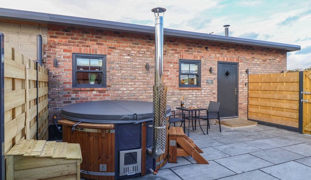 ROBINS NEST, pet friendly, character holiday cottage in Pocklington