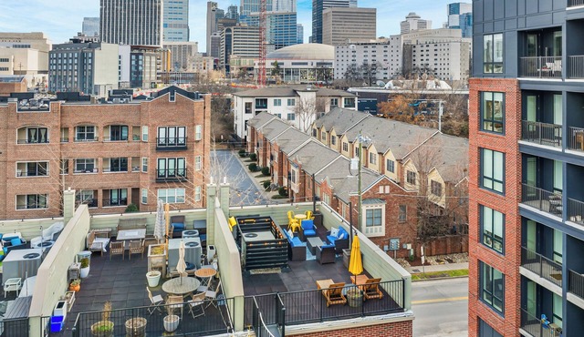 Robin’s Nest | Rooftop Views + Walk Broadway
