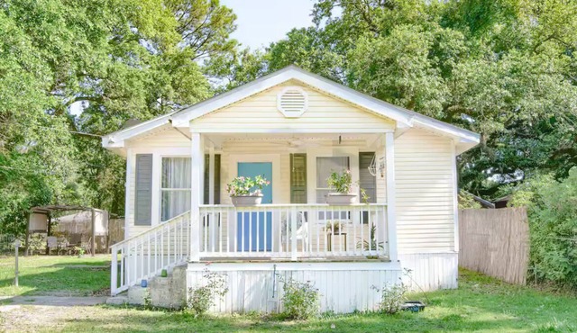Robinson Bayou's Blue Door Cottage