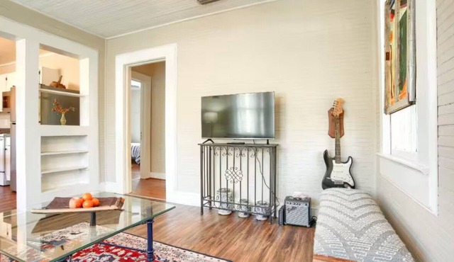 Robinson Bayou's Yellow Door Cottage