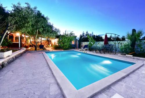 Robinson House with Pool & Seaview