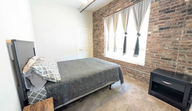Robust Queen Suite w/Parking- Near Barnes 202