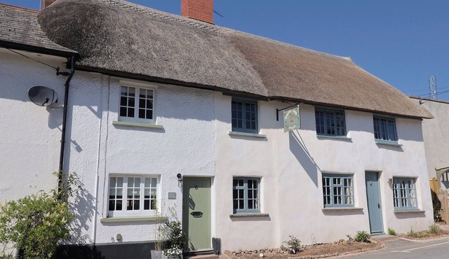 ROBYN COTTAGE, pet friendly, country holiday cottage in Otterton