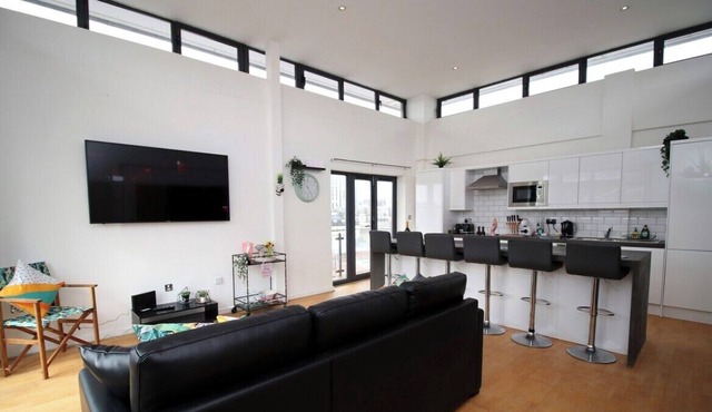 Robyn's Nest by Tŷ SA -Penthouse in Cardiff Centre