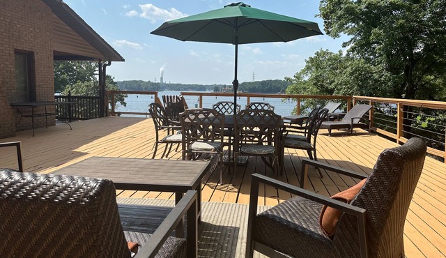 Robyn's Nest - Lovely Lakefront Property with Expansive View