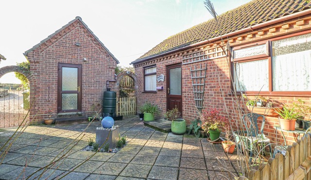 ROBYN'S NEST, pet friendly, with a garden in Brinton