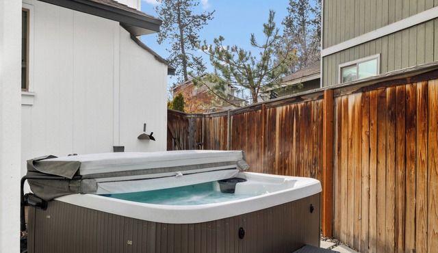 Rocca Way Getaway! Fam-Friendly - Private Hot-tub