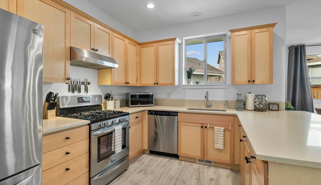 Rocca Way Getaway – Scenic 3 BDR w/Private Hot Tub, Min to Old Mill District!