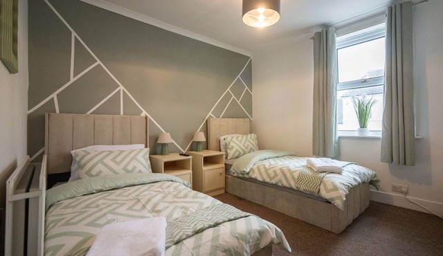 Rochdale Central 2-Bed House Near Station & shops