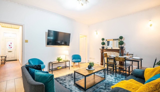 Rochdale Retreat - Spacious 4-Bed House 8 beds