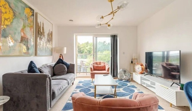 Rochester - 2 Bed - Sleeps 4 - Balcony - Parking