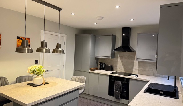 Rochester Apartment-sleeps 4-free Parking