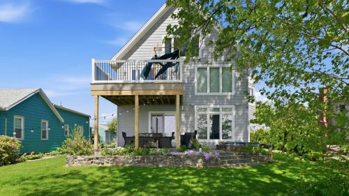Rochester Lakeview 4BR with Firepit Sleeps 6 home