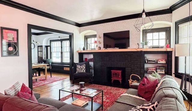 Rock and Roll House of Fame! 2bed 1bath Central AC