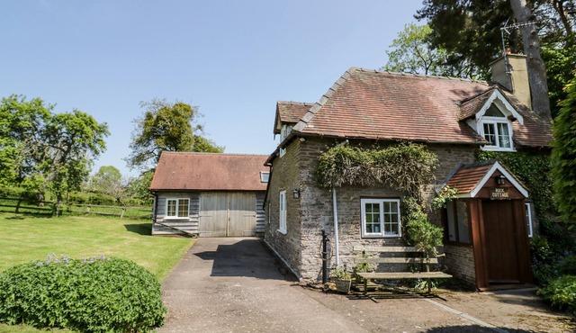 ROCK COTTAGE, pet friendly, with open fire in Tenbury Wells