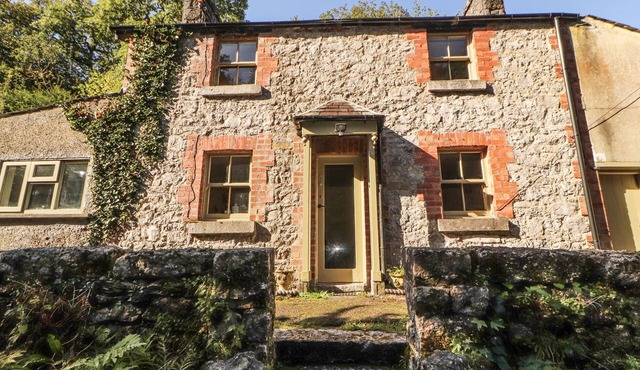 ROCK COTTAGE, pet friendly, character holiday cottage in Beetham