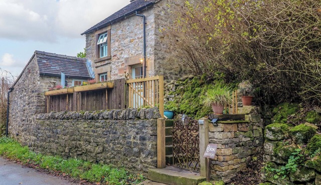 ROCK COTTAGE, pet friendly, character holiday cottage in Alstonefield