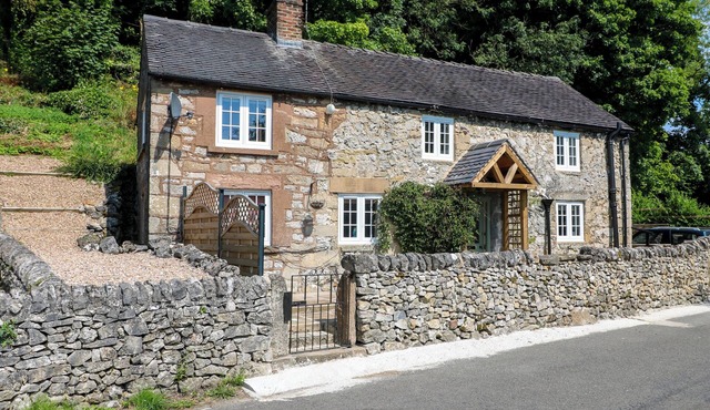 ROCK COTTAGE, pet friendly, with a garden in Wirksworth