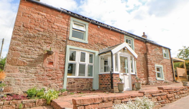 ROCK COTTAGE, pet friendly, with hot tub in Penrith