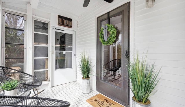 Rock Hill Family Bohemian Bungalow | Outdoor Living | Sleeps 12! | Dog friendly!