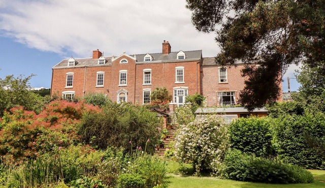 ROCK HOUSE APARTMENT, romantic, character holiday cottage in Newtown