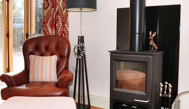 ROCK HOUSE LODGE, with open fire in Newick