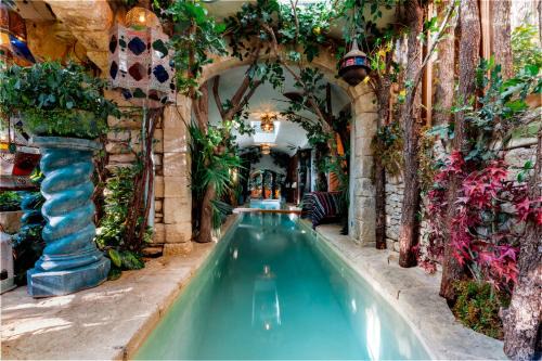 Rock House Pool & Authentic 17th-Century Home
