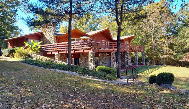 Rock Inn Retreat: E Faye Jones style: Quartz wall bathroom: open floor plan.