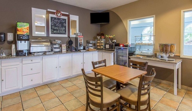 Rock Island Inn & Suites Streator IL