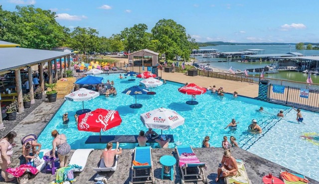 ROCK LANE RESORT/WALK-IN/Sleeps 7/Lake View/Marina/2 mi from Silver Dollar City