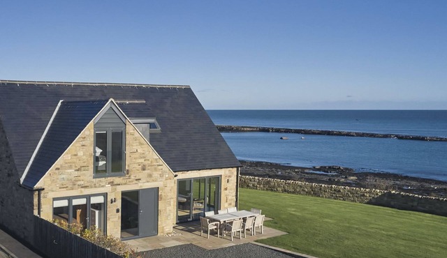 Rock Lobster - a family friendly that sleeps 8 guests in 4 bedrooms