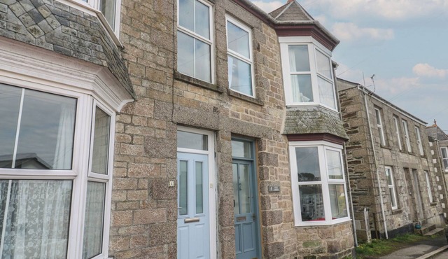 ROCK LOBSTER, pet friendly, character holiday cottage in Porthleven