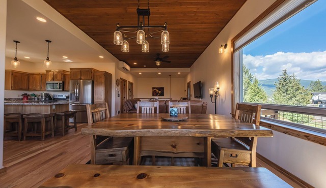 Rock Lot – A 5 Star Vacation! Picturesque 3 BDR Sleeps 9 w/Amazing Views