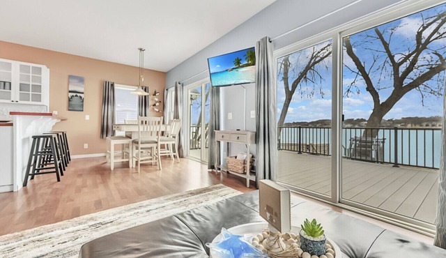 Rock`n Reel Lake House on East Lake Okoboji (Lakefront)
