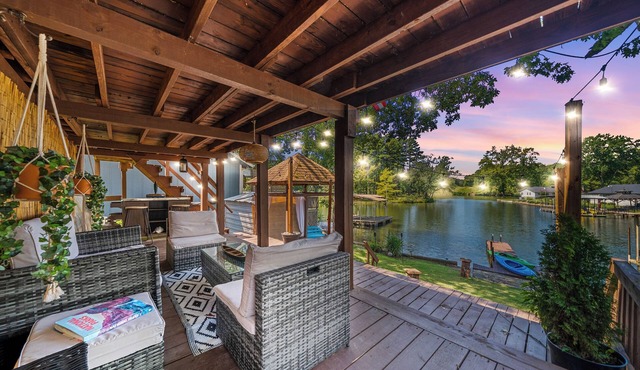 Rock N’ Roll Lake Haus: Lakefront, Kayaks, Hot Tub