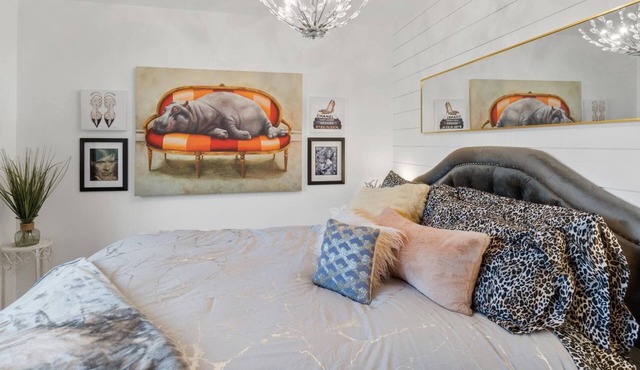 Rock N' Roll + Sweet Dreams! Get Cozy Next to Indoor & Outdoor Fireplace'! 7 min Drive to Saint Als