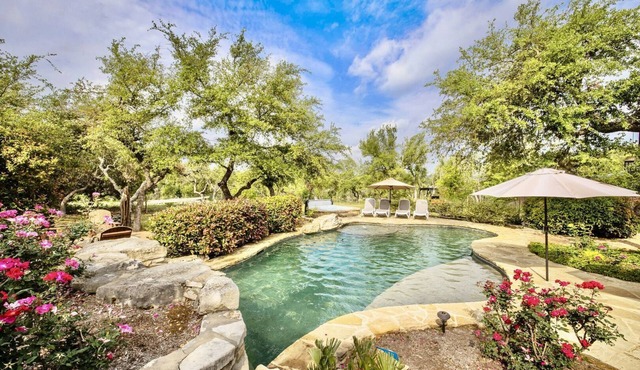 Rock 'n' Wood - Pool, 3 Living Quarters, 2 Hot Tubs, Sleeps 13, Minutes to Downtown Wimberley!