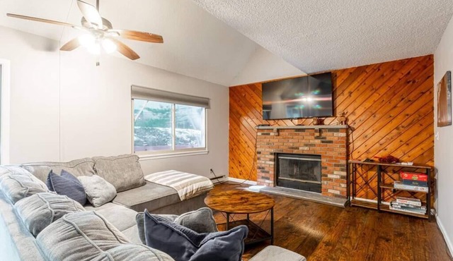 Rock Nest Hideout | Walk to Lake | Fire Pit | Hammock | Arcade