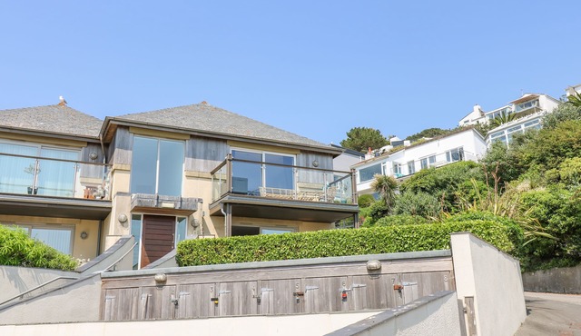 ROCK POOL, family friendly, country holiday cottage in Downderry