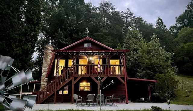 Rock Right Inn* Cozy/Mtn Views*Creek*Firepit*Hot tub*1.5 acres* 4bed/2 bed*8-10