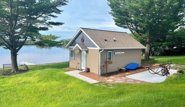 Rock River Retreat Boathouse Bungalow.Relax, Refresh, and Enjoy this Zen Den