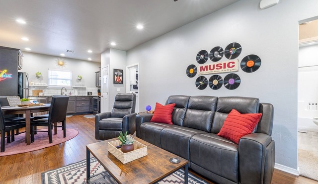 Rock & Roll Chickasha | Fiber | TV | W/D | Parking
