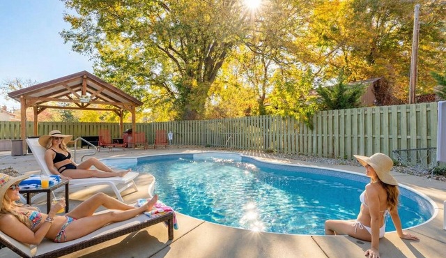 Rock & Roll Riverhouse | Pool | Mins to Louisville