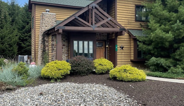 Rock's Ridge: Stunning Poconos Townhouse with Hot Tub, Fire Pit & Skiing Nearby!