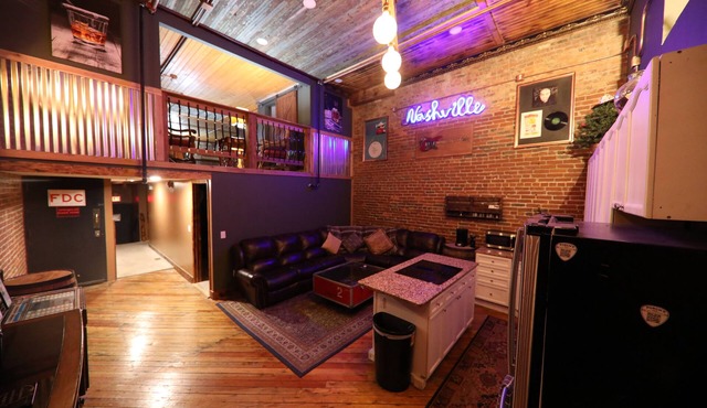 Rock Star Mansion: 8 Bedroom, 4bth, 6000 SF, two floors in the HEART OF DOWNTOWN