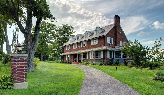 Rock Stream Estate | Wine trail with a hot tub surrounded by nature